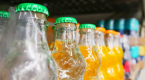Microplastiques dans les boissons – Les bouteilles en verre plus contaminées que les autres contenants
