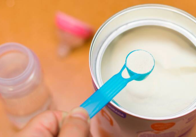 Rappels de laits infantiles – À l’origine de la contamination, une bactérie très fréquente